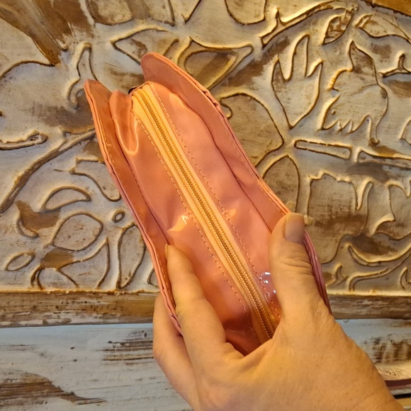 NEW SAVVY TRAVELERS KISS KLUTCH. - Picture 7 of 9